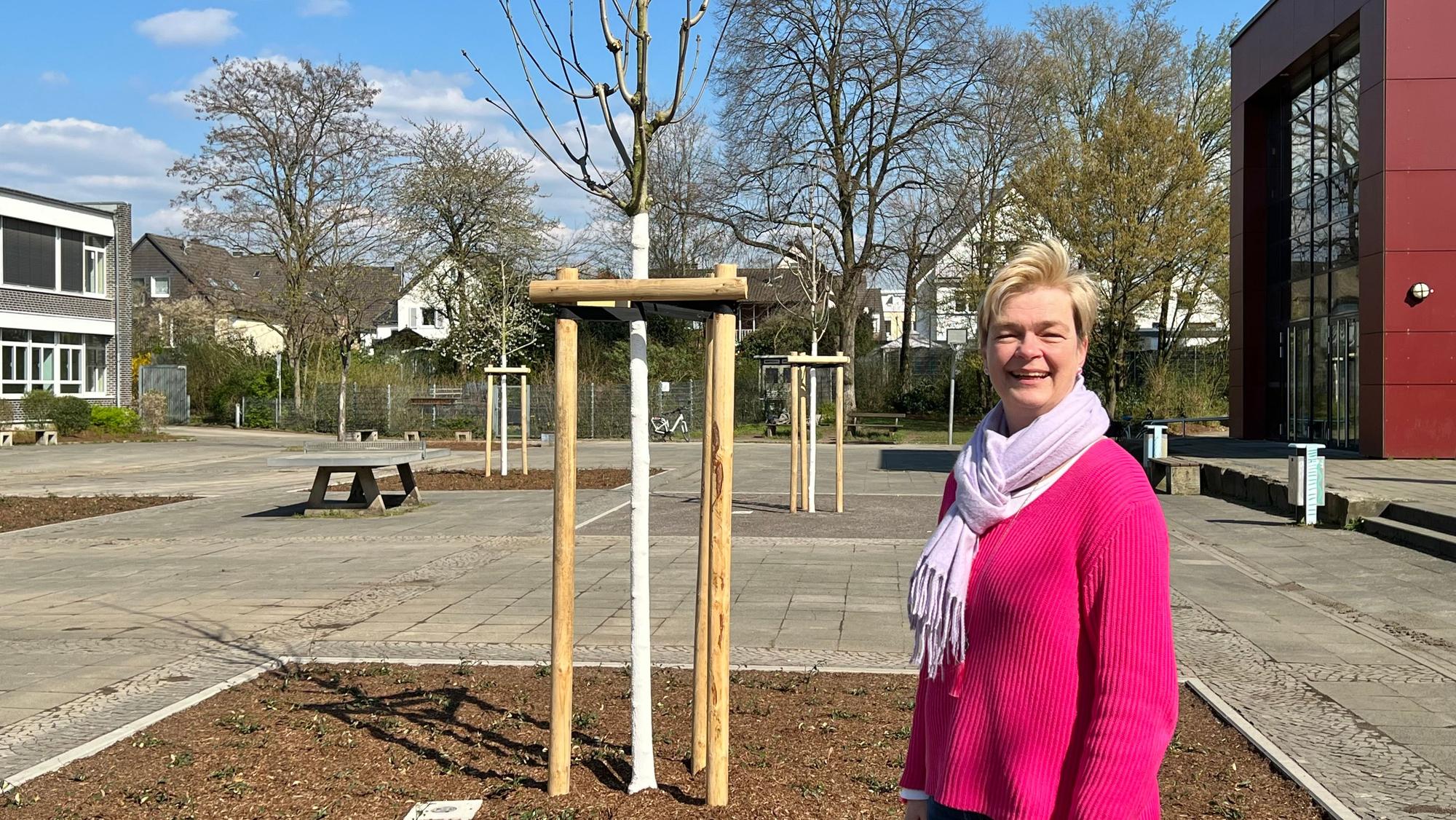 Silke Thyssen, Leiterin Planung und Bauausführung im Fachbereich Stadtgrün, stellt den neu gestalteten Schulhof am Lise-Meitner-Gymnasium vor