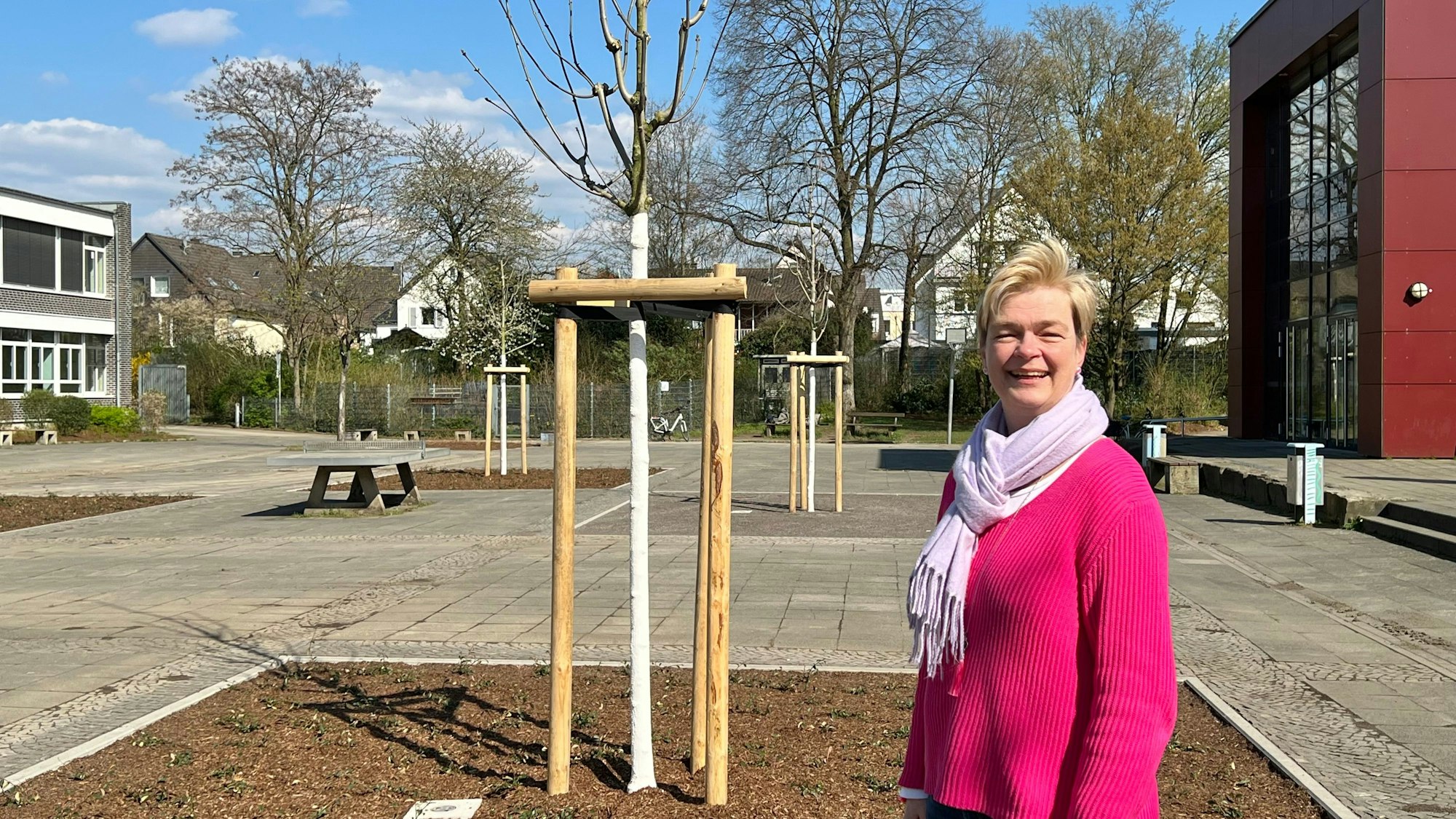 Silke Thyssen, Leiterin Planung und Bauausführung im Fachbereich Stadtgrün, stellt den neu gestalteten Schulhof am Lise-Meitner-Gymnasium vor