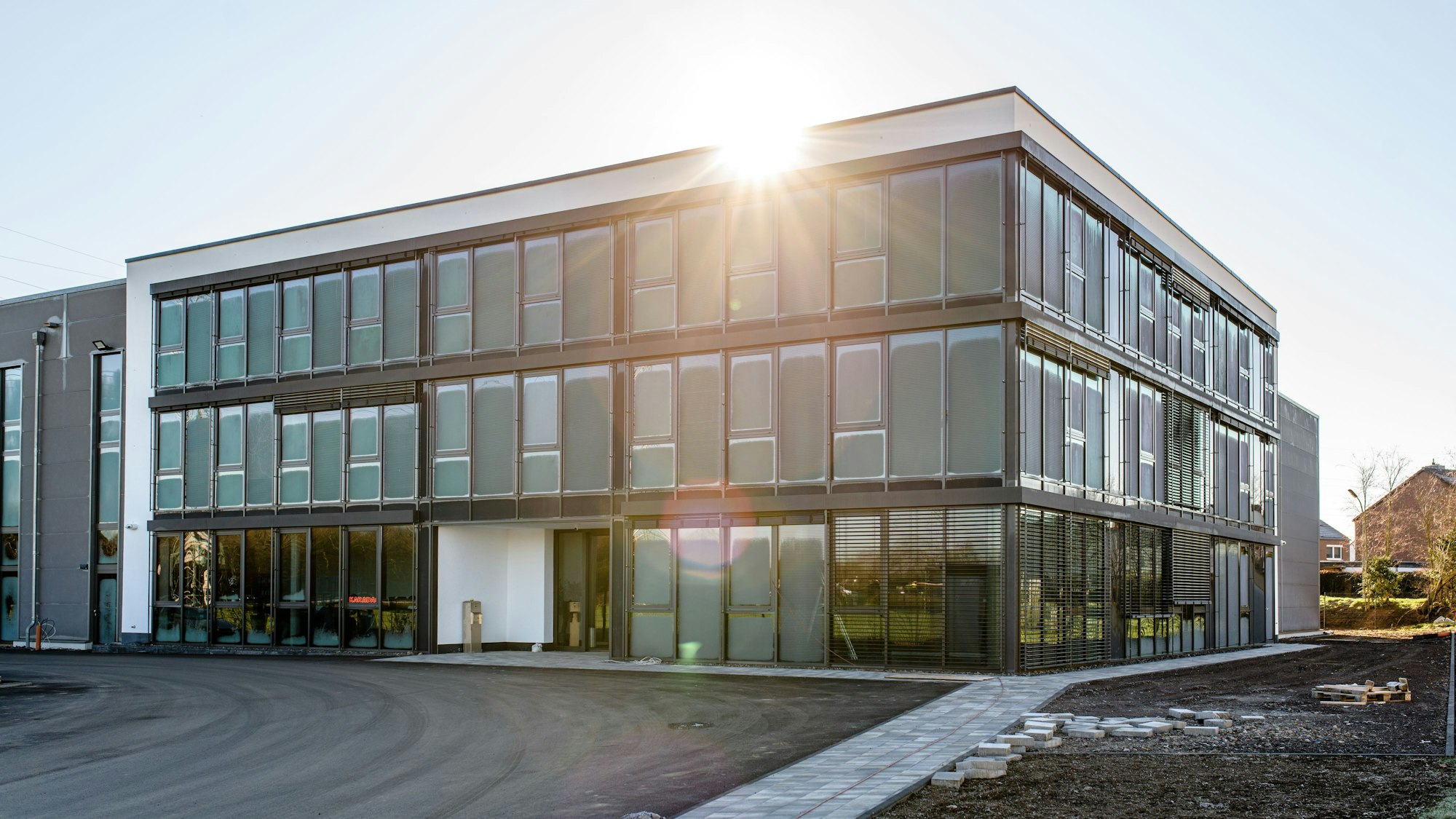 Drei Etagen, viel Glas und Stahl: Das neue Karadag-Verwaltungsgebäude in Porz-Wahn.