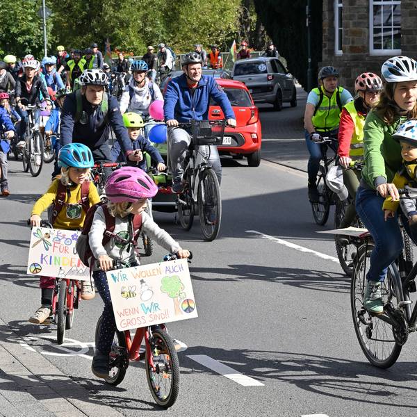 Kinder und Erwachsene auf der Veranstaltung „Kidical Mass“ in Rösrath.