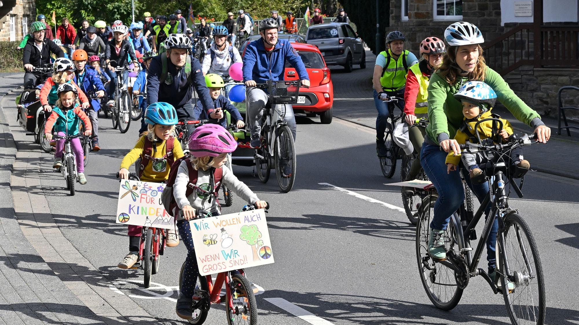 Kinder und Erwachsene auf der Veranstaltung „Kidical Mass“ in Rösrath.
