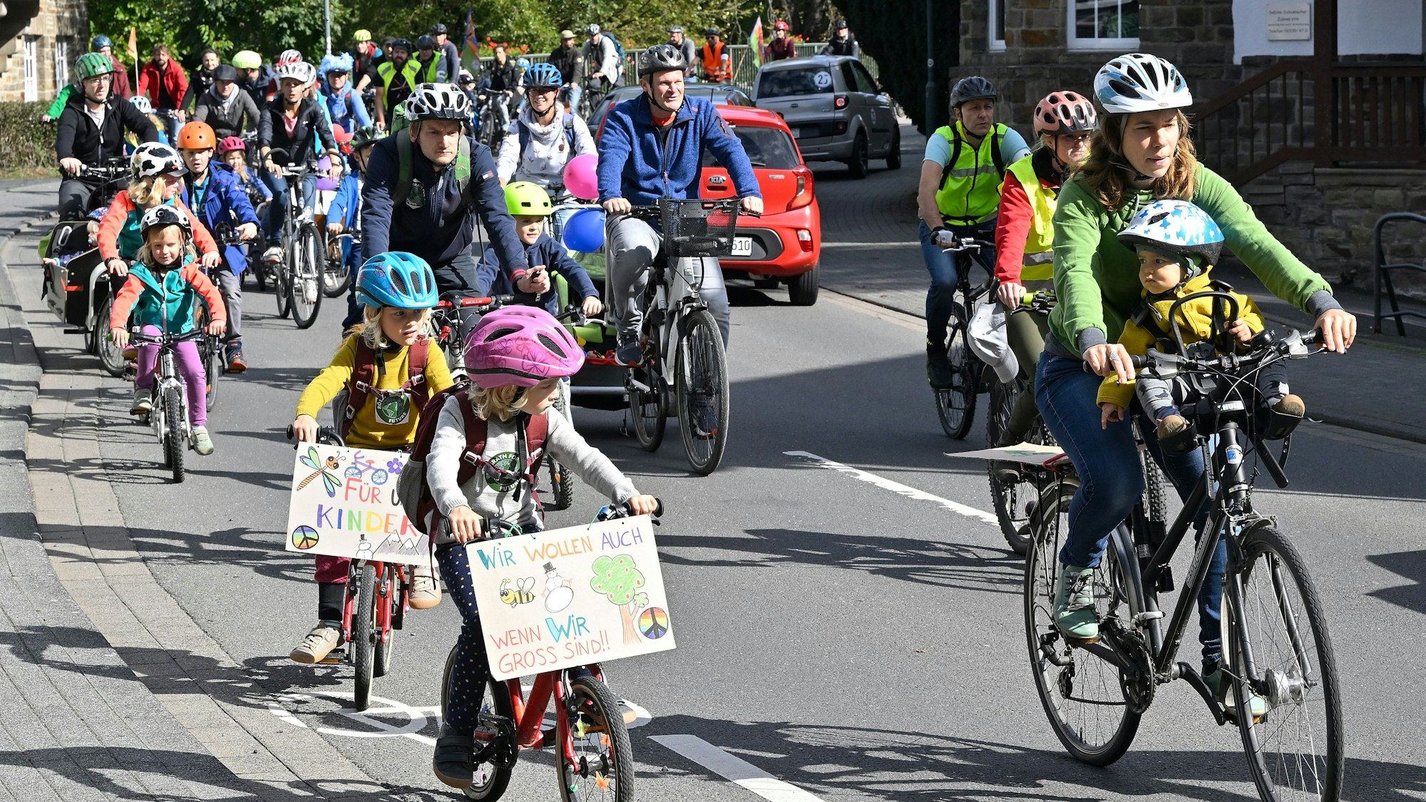 Kinder und Erwachsene auf der Veranstaltung „Kidical Mass“ in Rösrath.