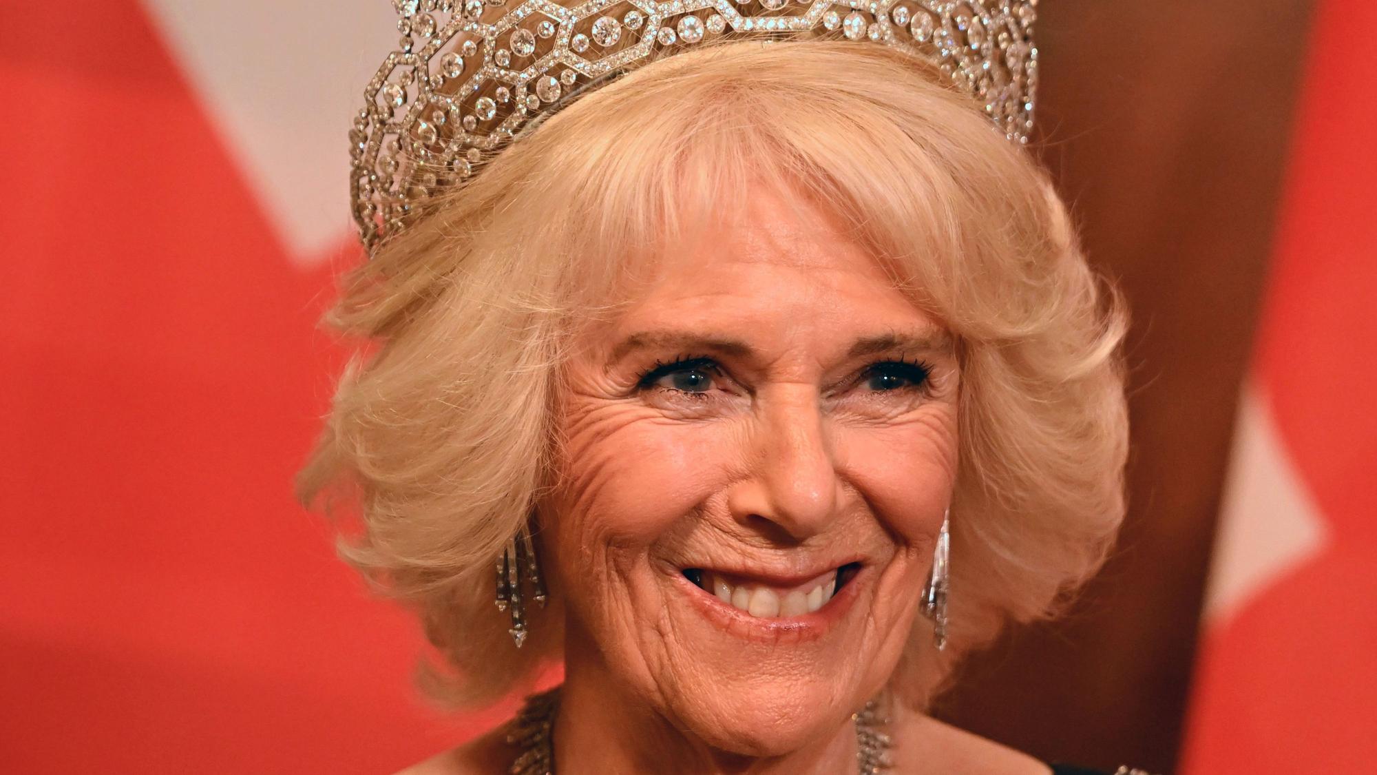 Königsgemahlin Camilla lächelt vor einem Staatsbankett im Schloss Bellevue, dem Amtssitz des deutschen Präsidenten.