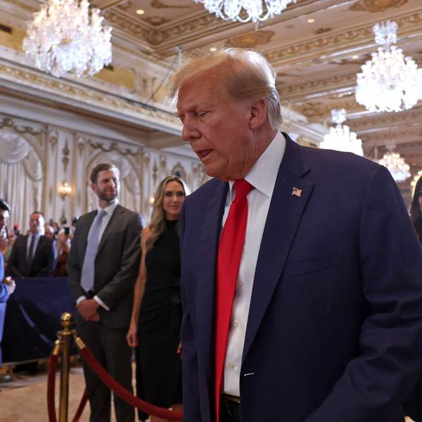 Der ehemalige US-Präsident Donald Trump verlässt die Bühne während einer Veranstaltung im Mar-a-Lago Club am 4. April 2023 in West Palm Beach, Florida. Trump plädierte heute in einem Gerichtssaal in Manhattan auf „nicht schuldig“ in Bezug auf 34 Anklagepunkte im Zusammenhang mit Geldzahlungen an die Pornodarstellerin Stormy Daniels im Jahr 2016.