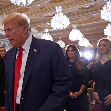 Der ehemalige US-Präsident Donald Trump verlässt die Bühne während einer Veranstaltung im Mar-a-Lago Club am 4. April 2023 in West Palm Beach, Florida. Trump plädierte heute in einem Gerichtssaal in Manhattan auf „nicht schuldig“ in Bezug auf 34 Anklagepunkte im Zusammenhang mit Geldzahlungen an die Pornodarstellerin Stormy Daniels im Jahr 2016.