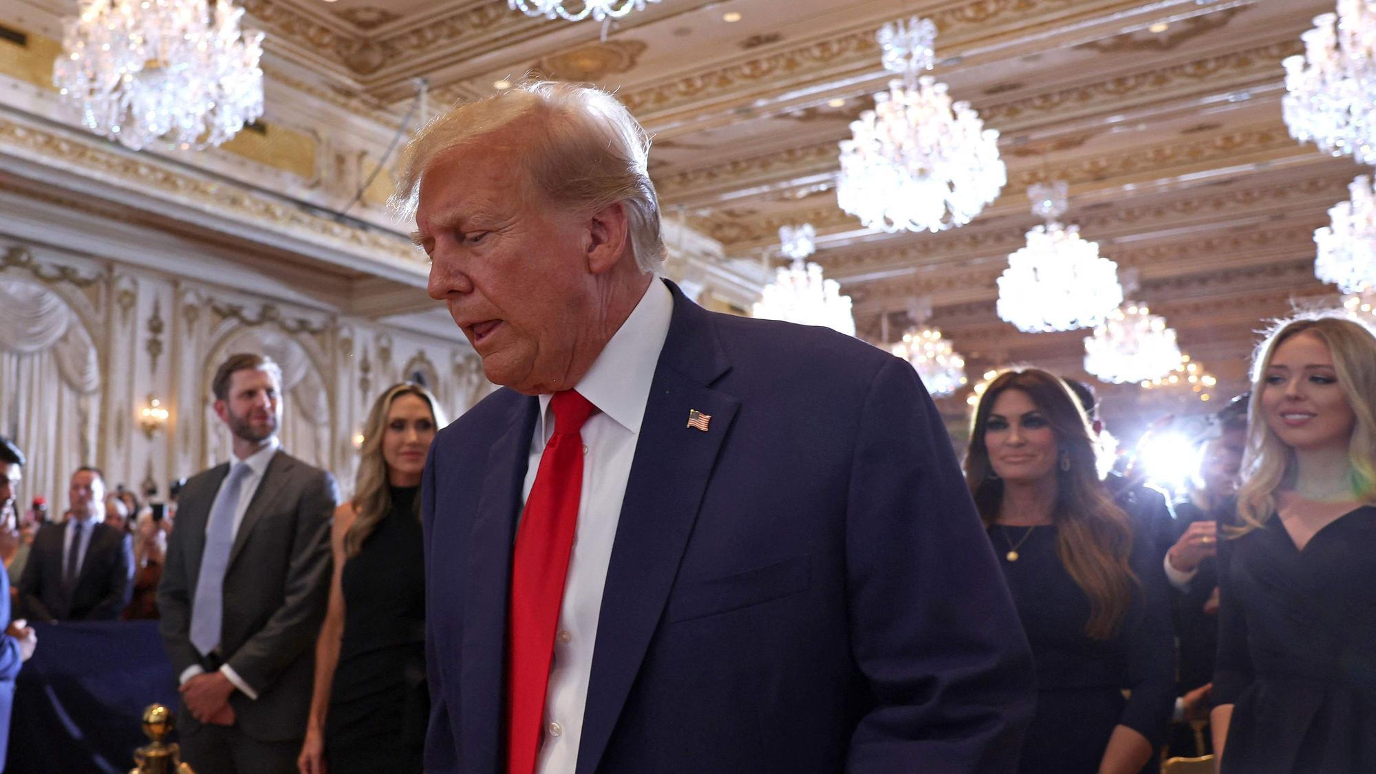 Der ehemalige US-Präsident Donald Trump verlässt die Bühne während einer Veranstaltung im Mar-a-Lago Club am 4. April 2023 in West Palm Beach, Florida. Trump plädierte heute in einem Gerichtssaal in Manhattan auf „nicht schuldig“ in Bezug auf 34 Anklagepunkte im Zusammenhang mit Geldzahlungen an die Pornodarstellerin Stormy Daniels im Jahr 2016.