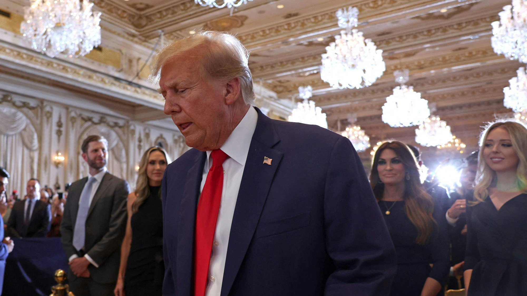Der ehemalige US-Präsident Donald Trump verlässt die Bühne während einer Veranstaltung im Mar-a-Lago Club am 4. April 2023 in West Palm Beach, Florida. Trump plädierte heute in einem Gerichtssaal in Manhattan auf „nicht schuldig“ in Bezug auf 34 Anklagepunkte im Zusammenhang mit Geldzahlungen an die Pornodarstellerin Stormy Daniels im Jahr 2016.