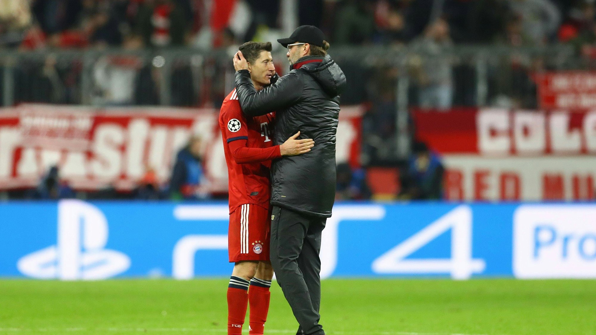 Robert Lewandowski und Jürgen Klopp umarmen sich nach einem Champions League-Spiel. (Archivbild)