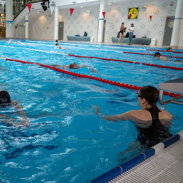 Im Hallenbad Lentpark schwimmen mehrere Gäste im Becken.