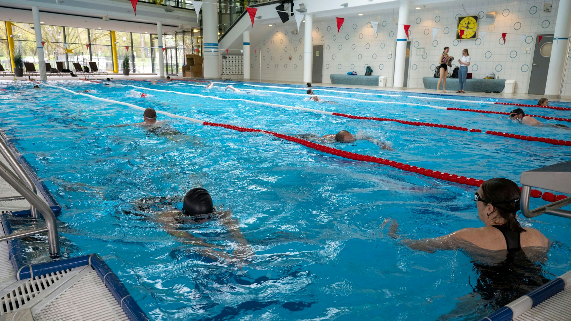 Im Hallenbad Lentpark schwimmen mehrere Gäste im Becken.