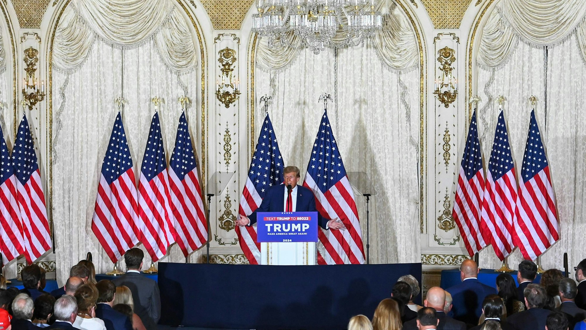 Der ehemalige US-Präsident Donald Trump spricht während einer Pressekonferenz nach seinem Auftritt vor Gericht wegen einer angeblichen Schweigegeldzahlung in seinem Anwesen Mar-a-Lago in Palm Beach.