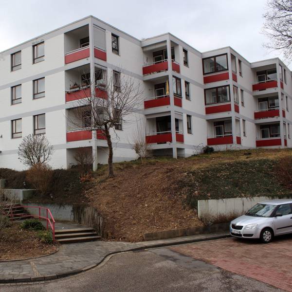 Das Seniorenzentrum Otterbach in Bad Münstereifel steht leicht erhöht. Auf einem Parkplatz rechts unten vor dem Gebäude parkt ein graues Auto. Links unten im Bild führt eine Straße entlang.