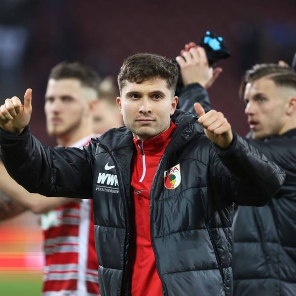 Elvis Rexhbecaj, Mittelfeldspieler des FC Augsburg, jubelt nach dem Heimsieg gegen die TSG Hoffenheim.