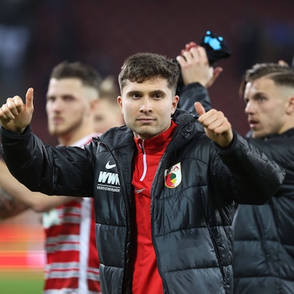 Elvis Rexhbecaj, Mittelfeldspieler des FC Augsburg, jubelt nach dem Heimsieg gegen die TSG Hoffenheim.