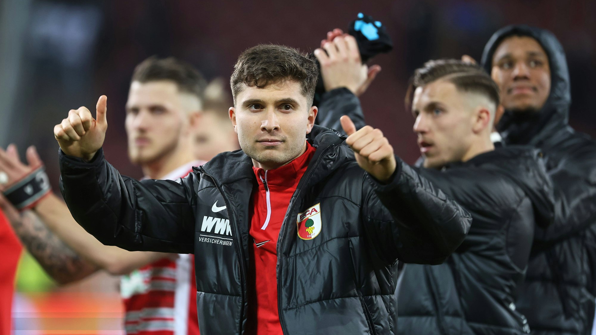 Elvis Rexhbecaj, Mittelfeldspieler des FC Augsburg, jubelt nach dem Heimsieg gegen die TSG Hoffenheim.