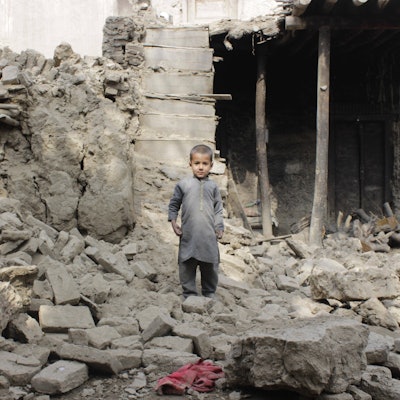 Ein Kind steht in den Trümmern eines durch ein Erdbeben zerstörtes Haus in der Provinz Laghman in Afghanistan.