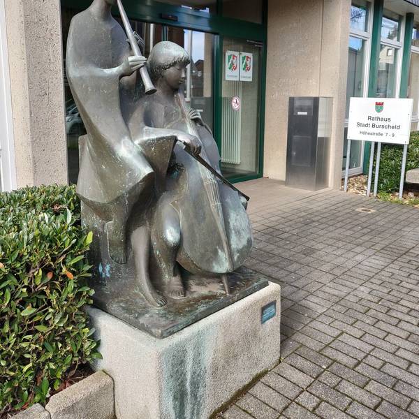 Die Skulptur Musizierende Kinder von Bildhauer Werner Franzen vor dem Burscheider Rathaus