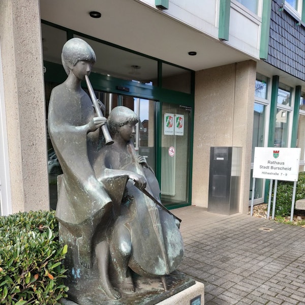 Die Skulptur Musizierende Kinder von Bildhauer Werner Franzen vor dem Burscheider Rathaus