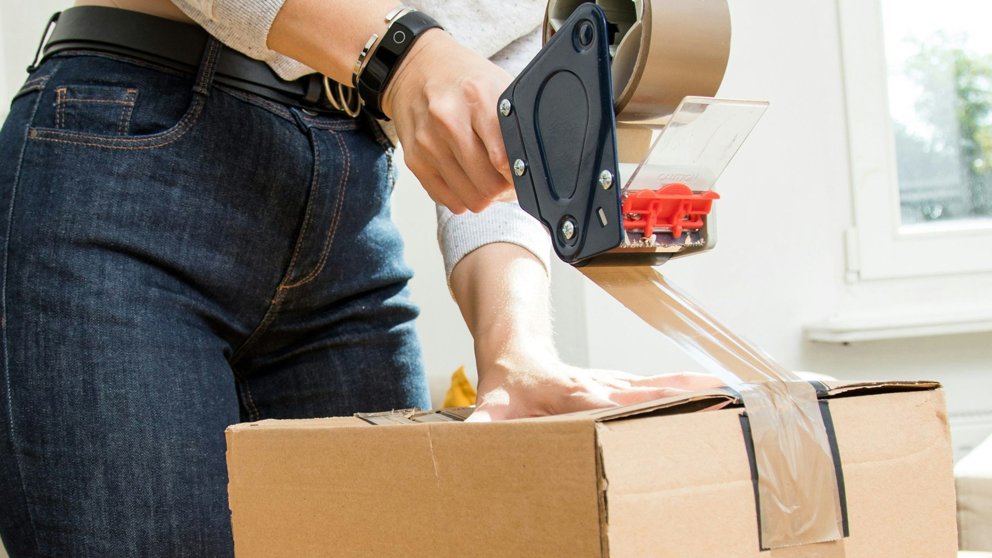 Ein Paket wird zugeklebt.