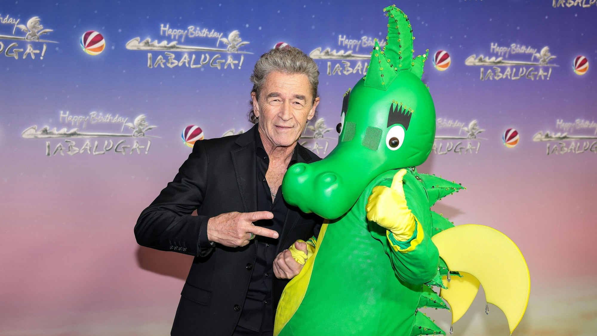 Peter Maffay neben einer Tabaluga-Figur.