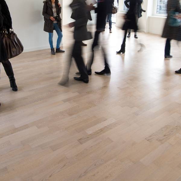 nteressenten besichtigen in Berlin-Mitte eine freie Wohnung der gehobenen Preisklasse.