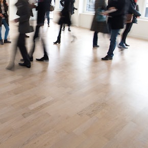 nteressenten besichtigen in Berlin-Mitte eine freie Wohnung der gehobenen Preisklasse.