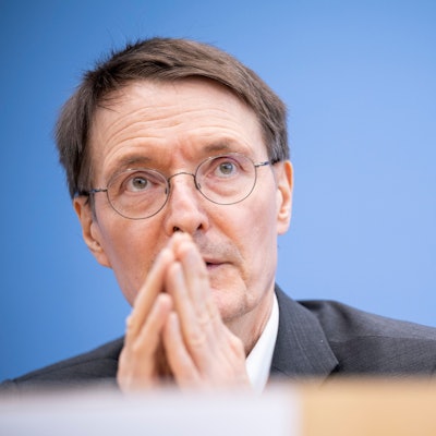 Karl Lauterbach (SPD), Bundesgesundheitsminister, spricht auf der Pressekonferenz zum Thema Arzneimittel-Lieferengpässe.