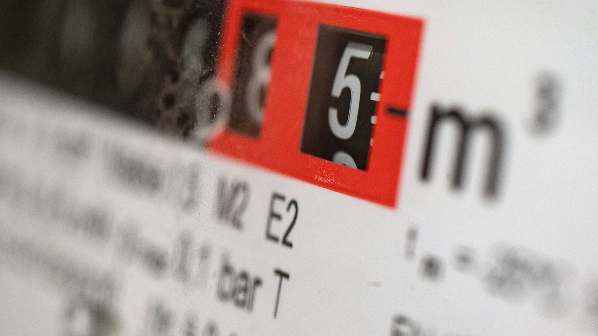 Ein Gaszähler zeigt den Verbrauch eines Mehrfamilienhauses an.