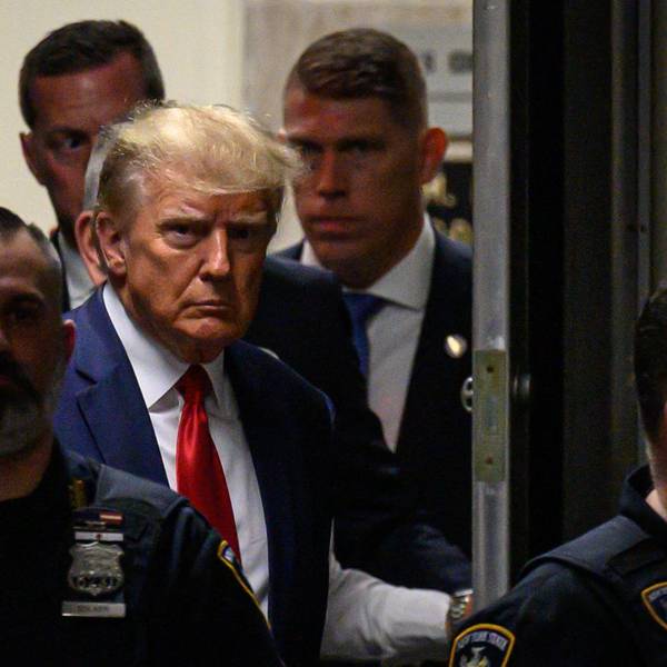 Donald Trump am Dienstag kurz vor der Anklageverlesung im Gericht in Manhattan. Nach seiner Rückkehr nach Florida attackierte der Republikaner Richter Juan Merchan.