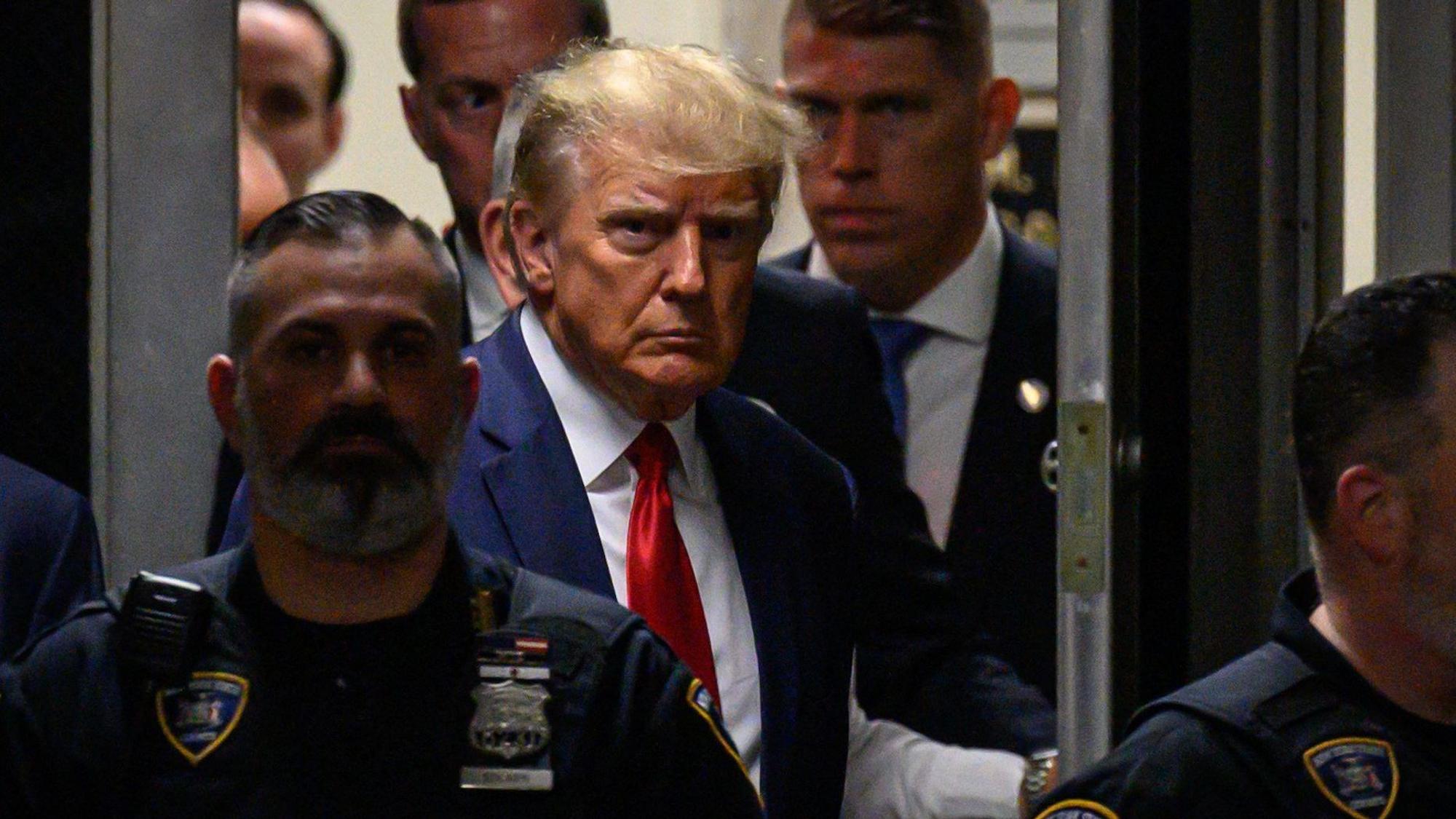 Donald Trump am Dienstag kurz vor der Anklageverlesung im Gericht in Manhattan. Nach seiner Rückkehr nach Florida attackierte der Republikaner Richter Juan Merchan.