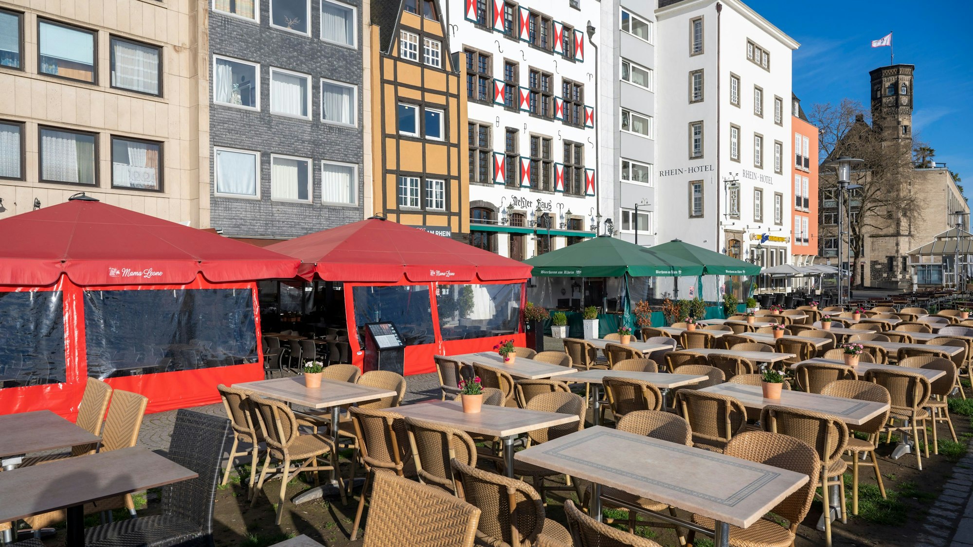 Wärmezelte vor Gaststätten in der Altstadt