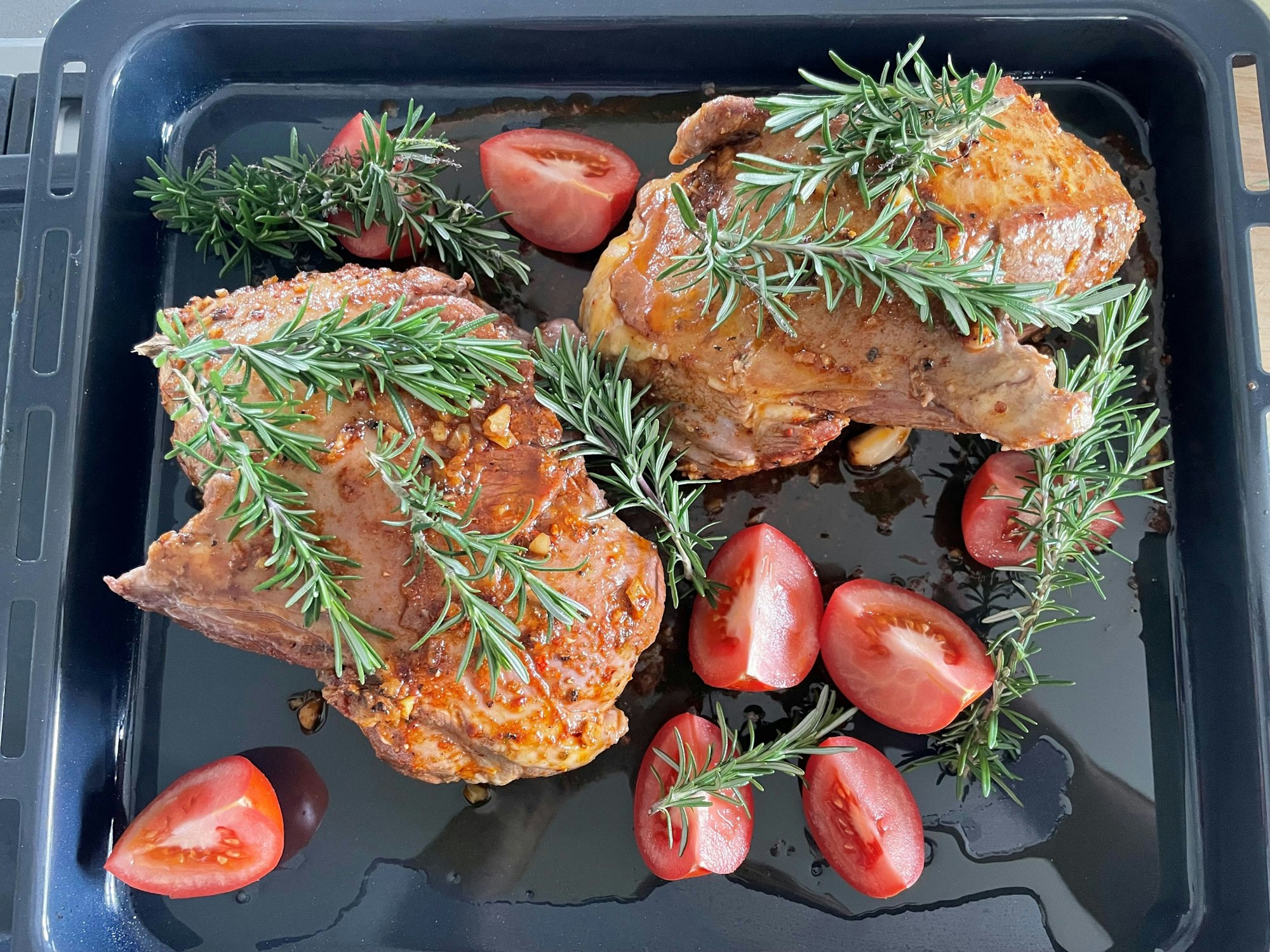 Auf der Ostermenü-Karte des Weinhauses Fledermaus von Stephan Schmidt steht diese Lammkeule.