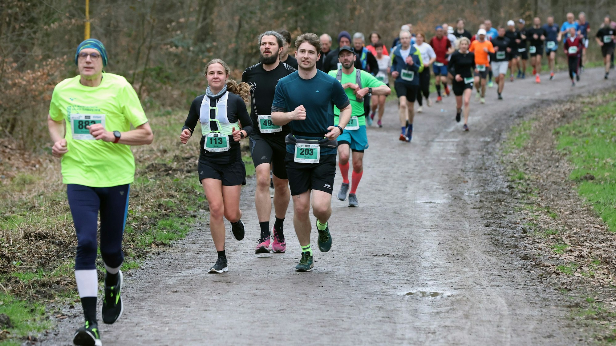 Läufer des Königsforst-Marathons auf der Strecke.