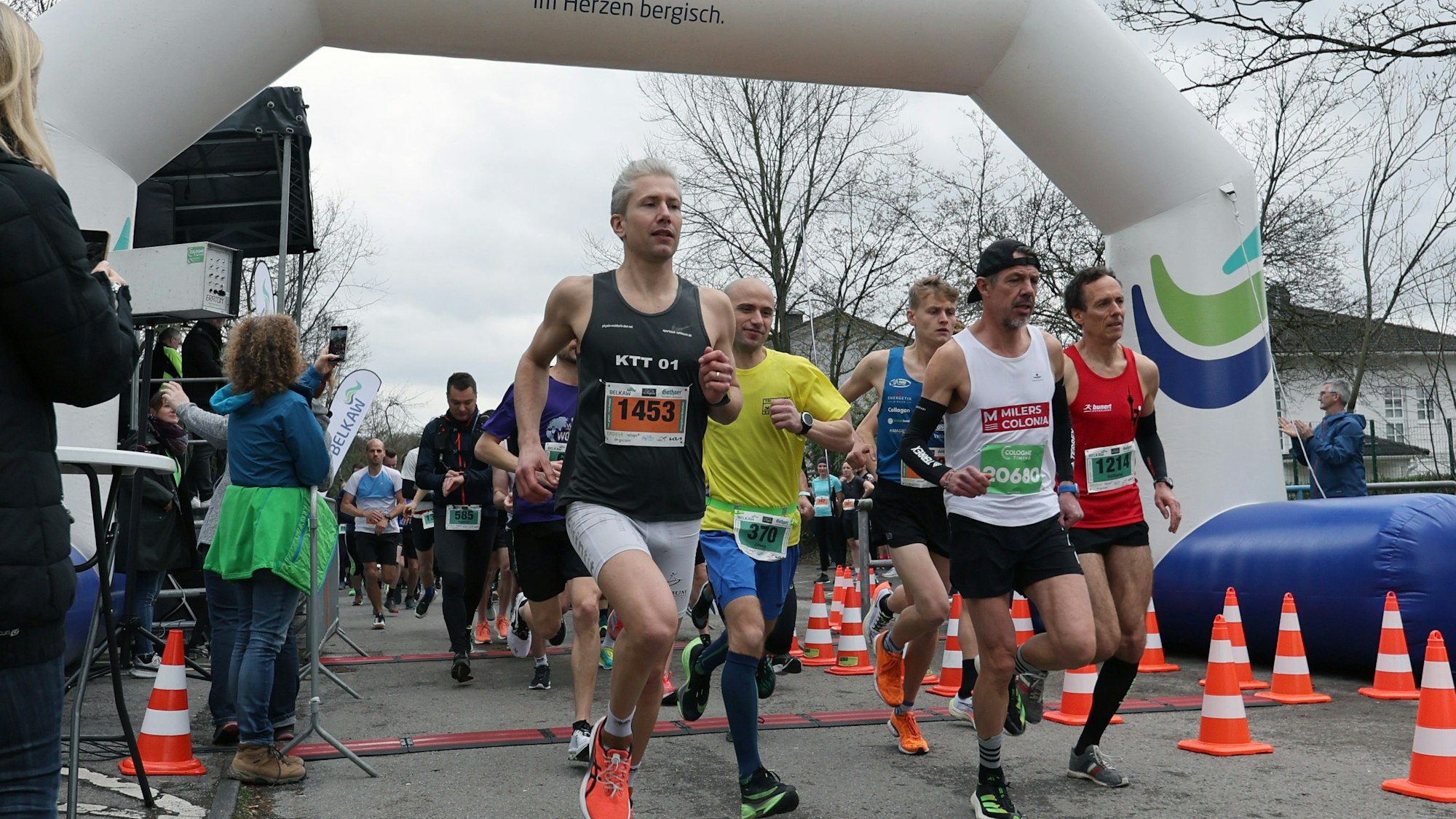 Zu sehen ist der Start des 49. Königsforst-Marathons.