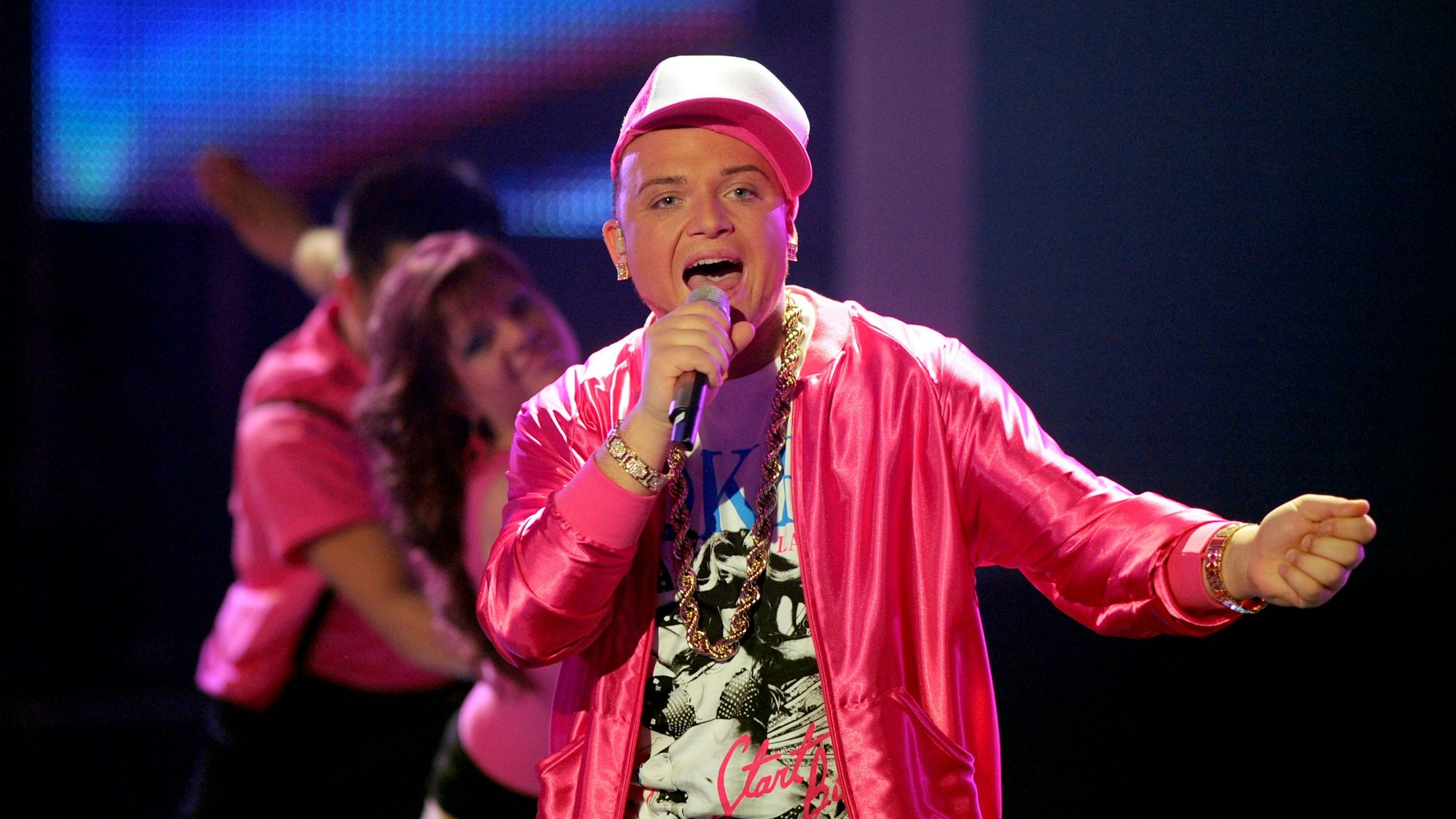 Der Kandidat Menowin Fröhlich steht auf der Bühne.