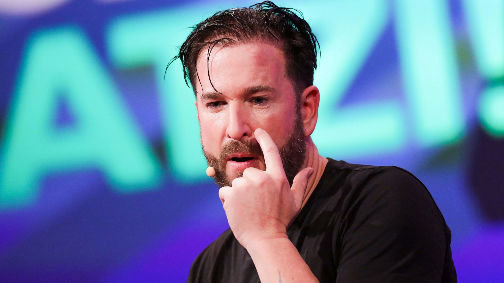 Michael Wendler kratzt sich im Gesicht.