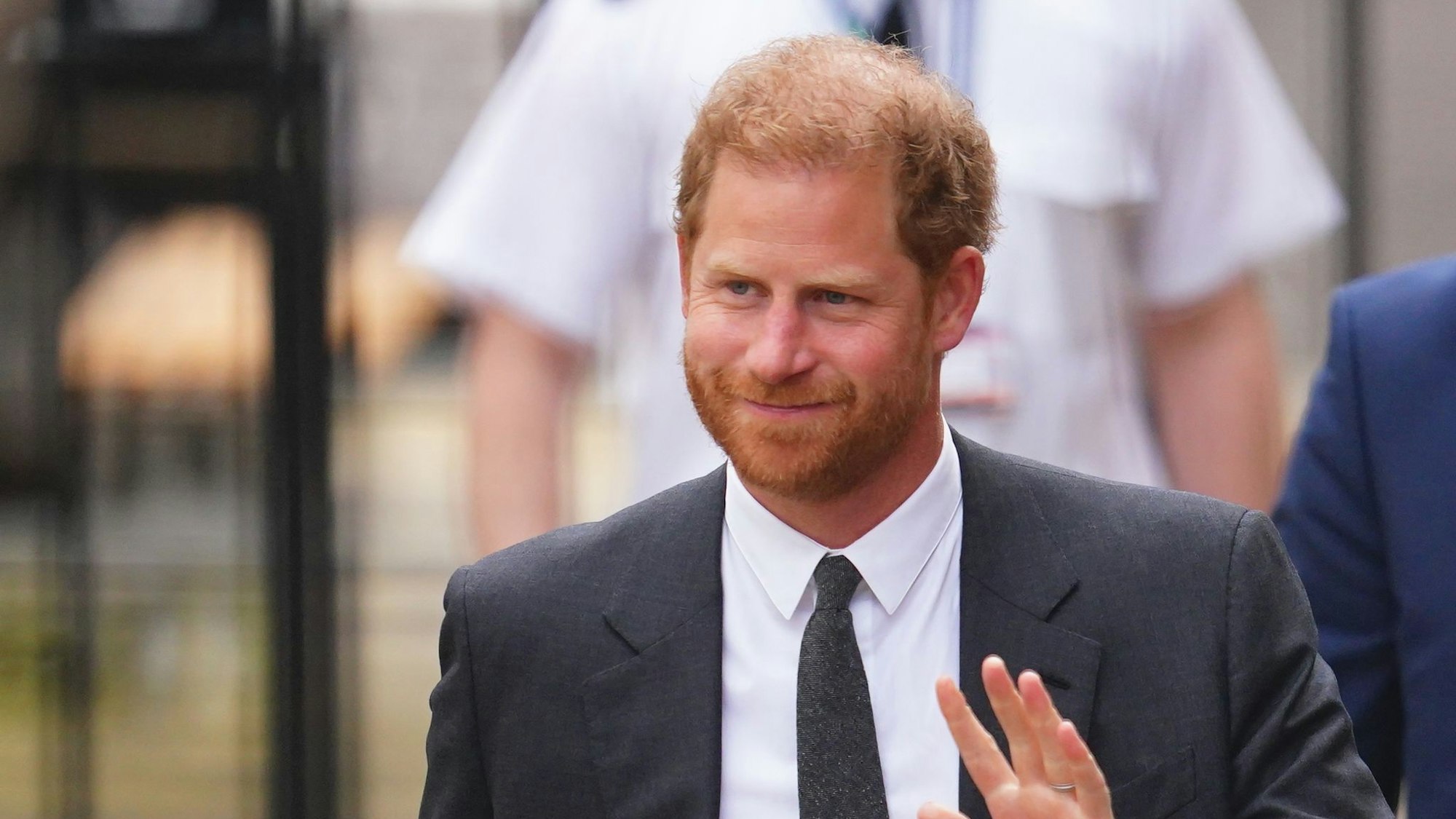 Prinz Harry winkt vor einem Termin.