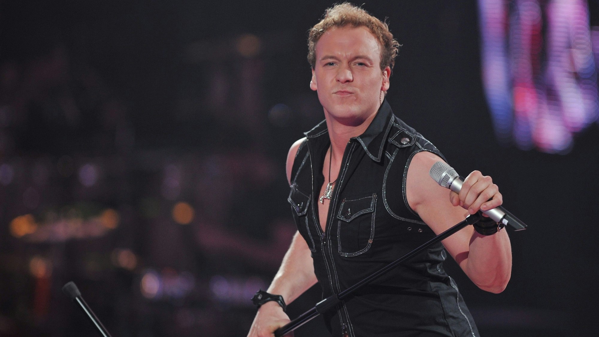 Helmut Orosz auf der Bühne mit Mikro.