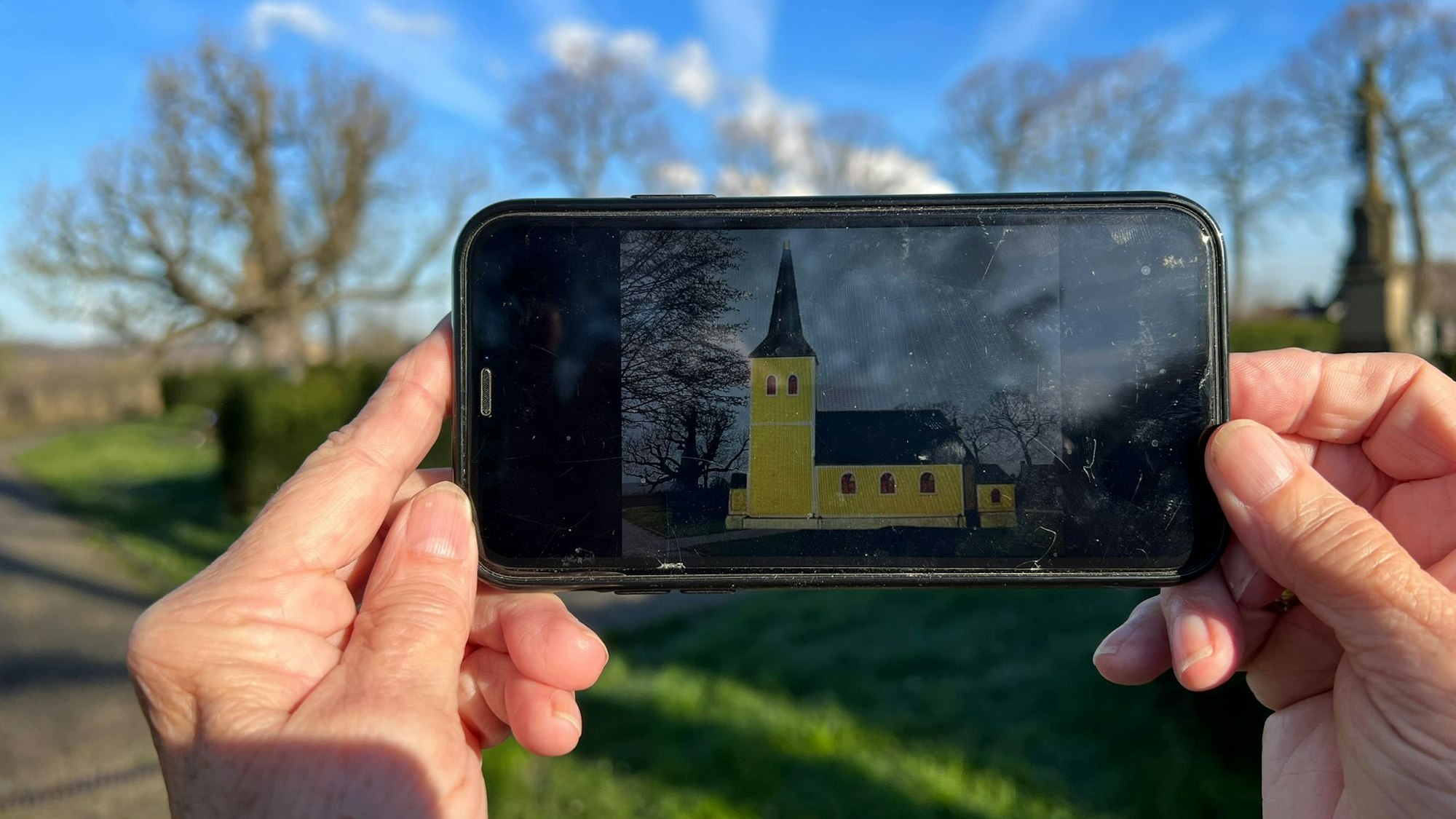 Auch die alte Kirche in Oberaußem, im 19. Jahrhundert abgebrochen, auf einem Handybildschirm.