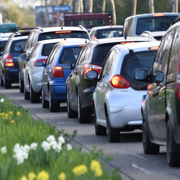 Autos stehen im Stau.