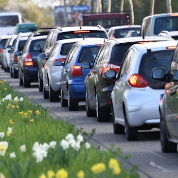 Autos stehen im Stau.