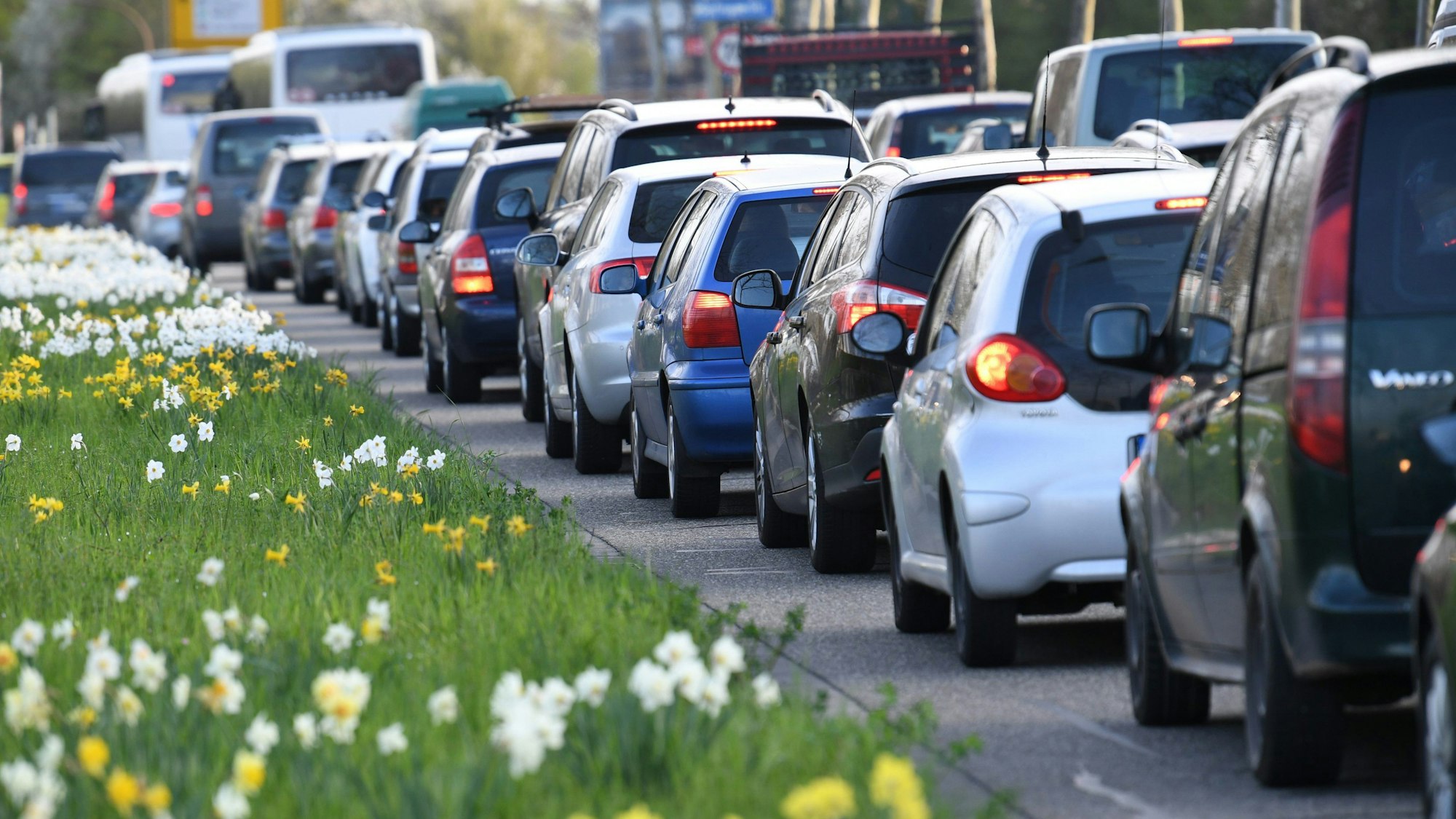 Autos stehen im Stau.