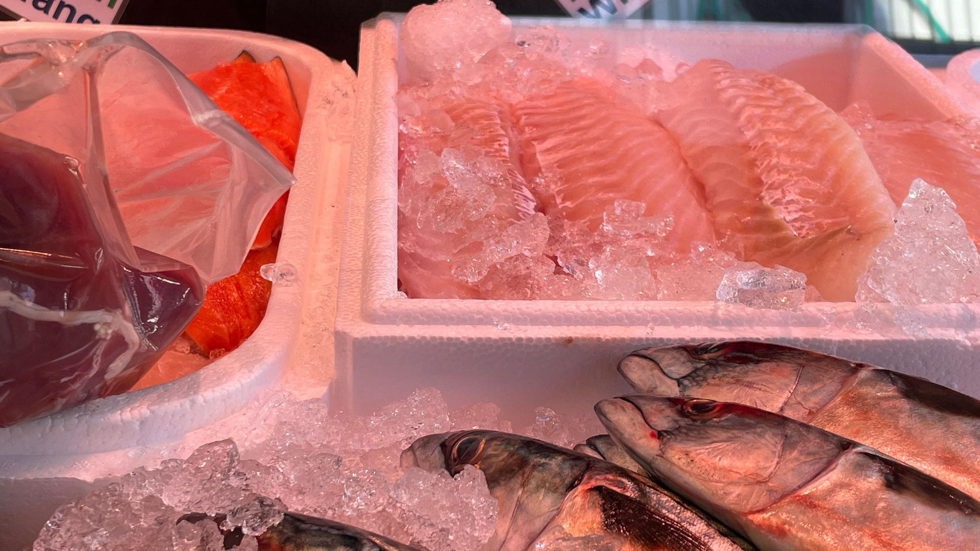 Waren von Arentz Fisch am Wiesdorfer Platz in Leverkusen.
