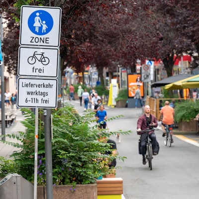 Die autofreie Deutzer Freiheit während des Verkehrsversuchs im Juni 2022