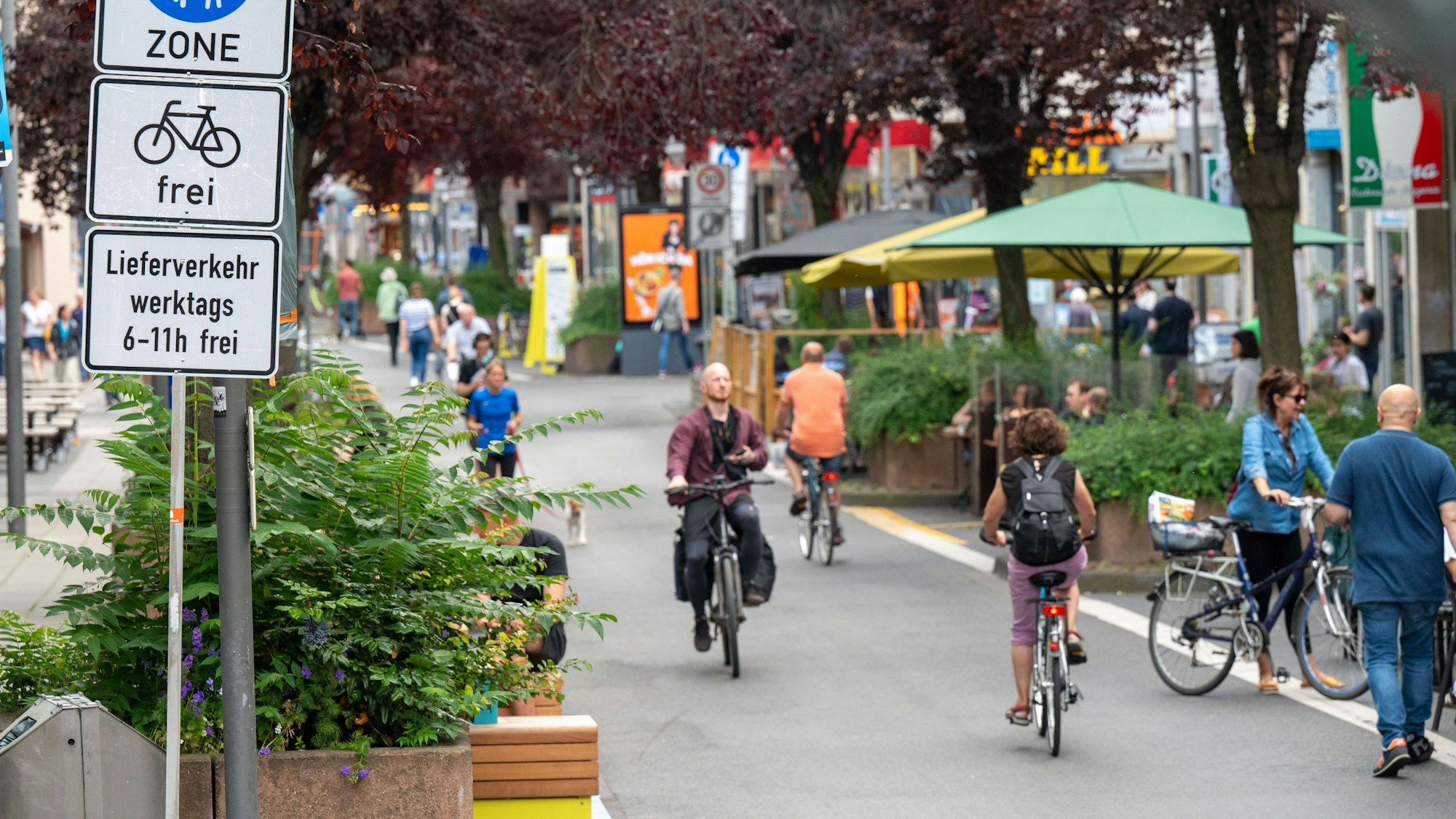 Die autofreie Deutzer Freiheit während des Verkehrsversuchs im Juni 2022
