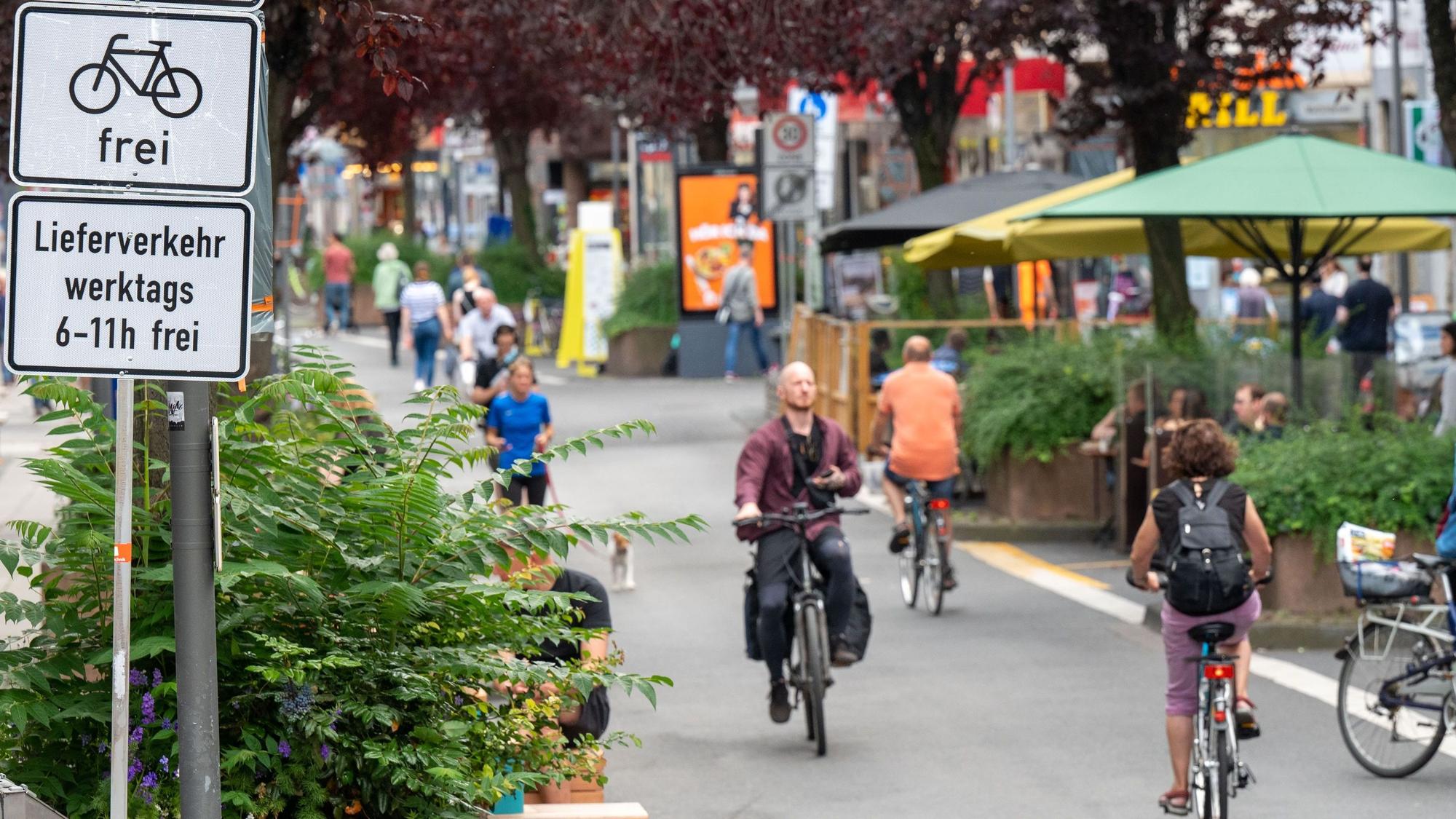 Fahrradfahrer und Fußgänger auf einer Fahrradstraße