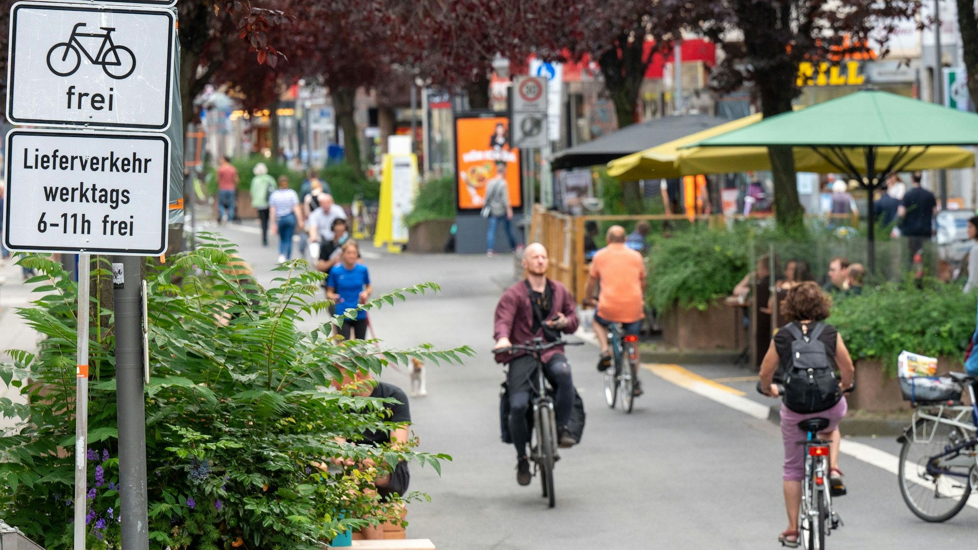 Fahrradfahrer und Fußgänger auf einer Fahrradstraße