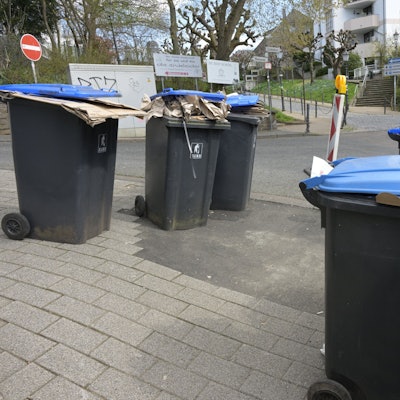 Blaue Papiertonnen stehen in Bensberg, die nicht geleert wurden.