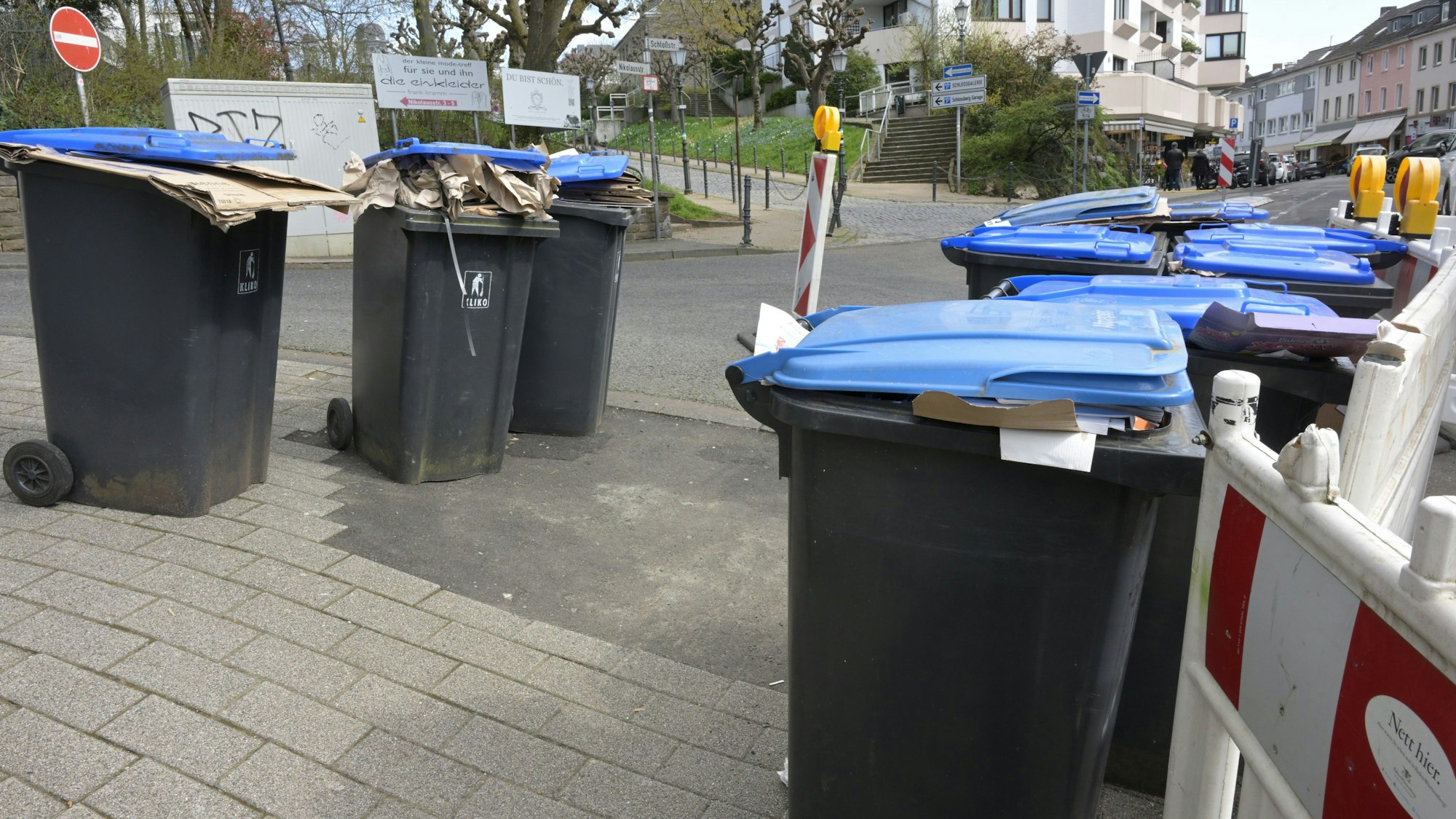 Blaue Papiertonnen stehen in Bensberg, die nicht geleert wurden.