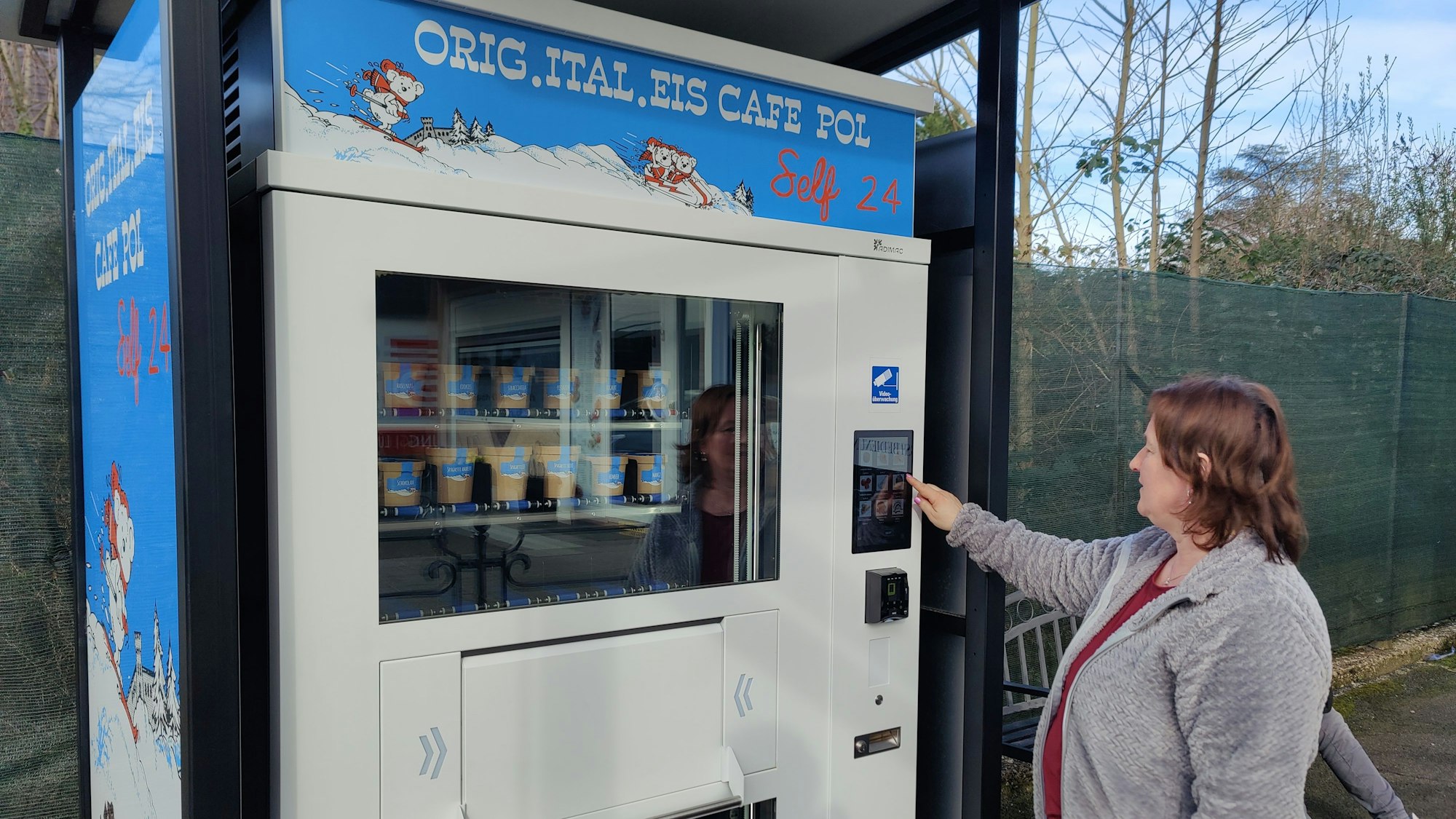 Sabrina Pol-Bigio bedient den Eisautomaten des Eiscafé Pol.